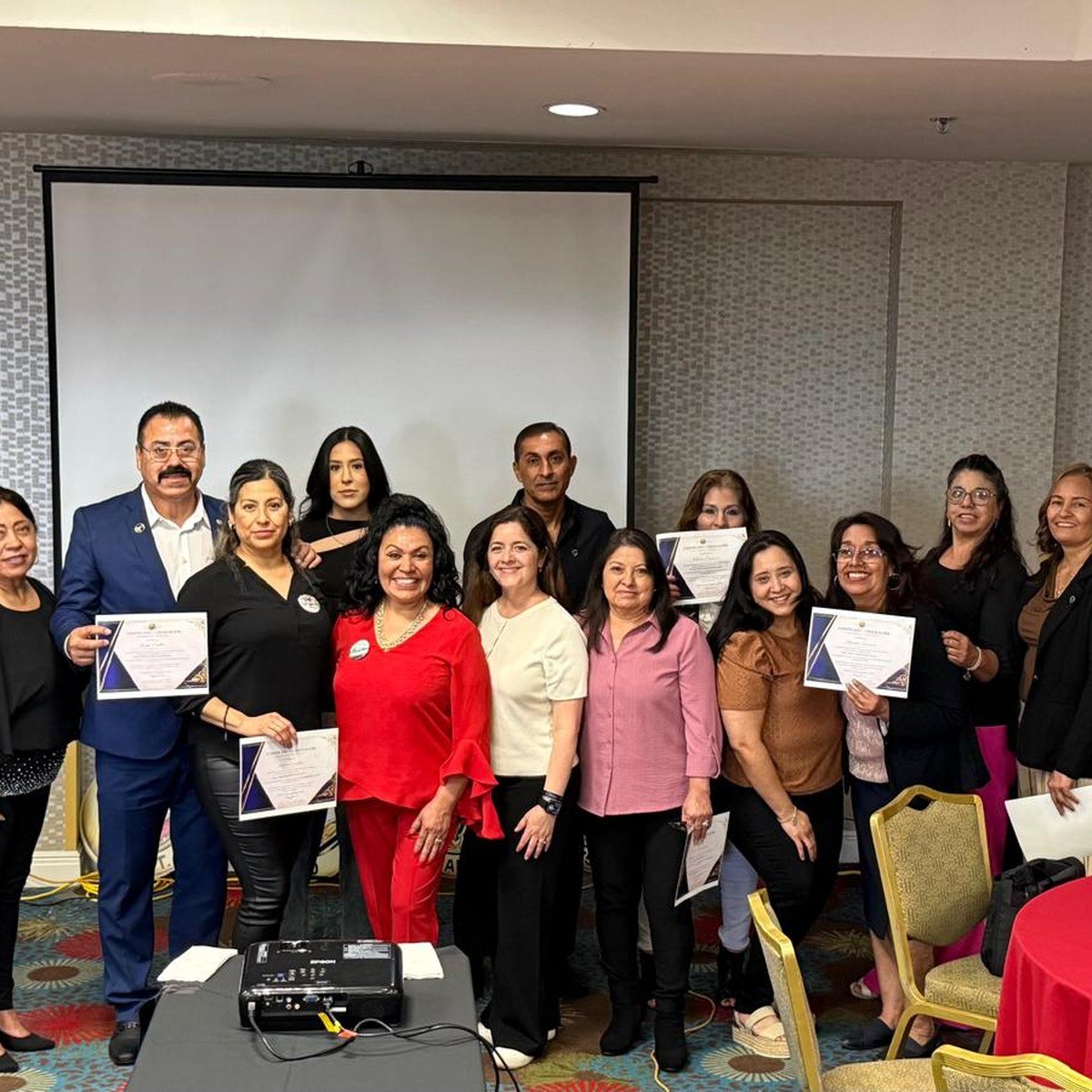 Reconocimiento a integrantes del equipo en un evento